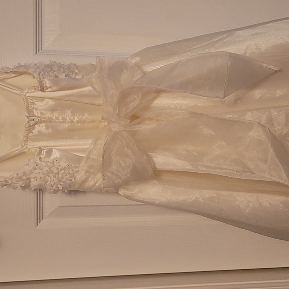 Girls cream color dress - Picture 3 of 4